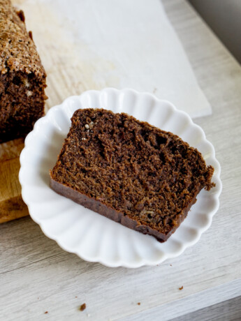 hojicha banana bread closeup slice on plate